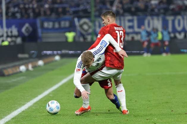 GER,Hamburg, HSV , 2. Bundesliga , Fussball, DFB, Hamburger SV vs 1. FC Kaiserslautern , im Hamburger Volksparkstadion , 21.02.2025 , v.l. Adam Karabec (Hamburger SV , 17 ) , Erik Wekesser ( 1. FC Kaiserslautern , 13 ) DFL regulations prohibit any use of photographs as image sequences and or quasi-video.