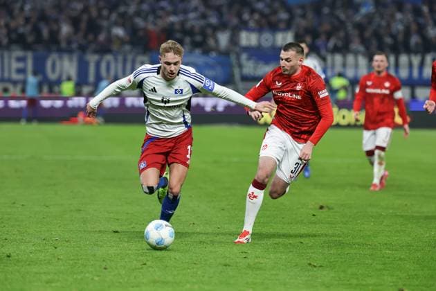 GER,Hamburg, HSV , 2. Bundesliga , Fussball, DFB, Hamburger SV vs 1. FC Kaiserslautern , im Hamburger Volksparkstadion , 21.02.2025 , v.l.Karabec (Hamburger SV , 17 ) ,Luca Sirch ( 1. FC Kaiserslautern , 31 ) DFL regulations prohibit any use of photographs as image sequences and or quasi-video.