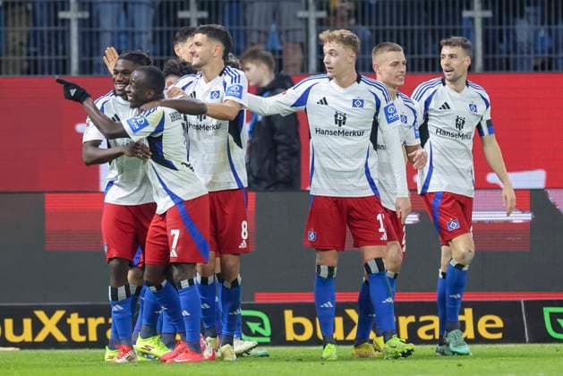 Fabio Balde (Hamburger SV) bejubelt seinen Treffer mit den Teamkollegen, 2. Bundesliga, Hamburger SV vs 1. FC Kaiserslautern, Volksparkstadion am 21. February 2025 in Hamburg, Deutschland. (Foto von Marco Steinbrenner DeFodi Images) Fabio Balde (Hamburger SV) celebrates his goal with teammates, 2. Bundesliga, Hamburger SV vs 1. FC Kaiserslautern, Volksparkstadion, February 21, 2025 in Hamburg, Germany. (Photo by Marco Steinbrenner DeFodi Images) DFB DFL REGULATIONS PROHIBIT ANY USE OF PHOTOGRAPHS AS IMAGE SEQUENCES AND OR QUASI-VIDEO.