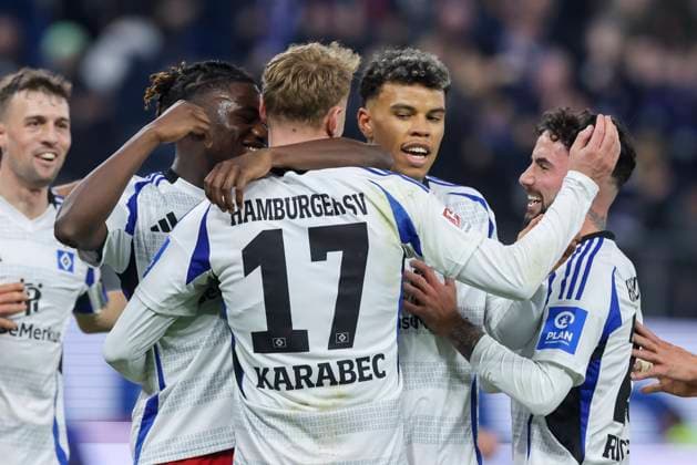 Fabio Balde (Hamburger SV), Adam Karabec (Hamburger SV) und Ransford-Yeboah Koenigsdoerffer (Hamburger SV) jubeln, 2. Bundesliga, Hamburger SV vs 1. FC Kaiserslautern, Volksparkstadion am 21. February 2025 in Hamburg, Deutschland. (Foto von Marco Steinbrenner DeFodi Images) Fabio Balde (Hamburger SV), Adam Karabec (Hamburger SV) und Ransford-Yeboah Koenigsdoerffer (Hamburger SV) cheer, 2. Bundesliga, Hamburger SV vs 1. FC Kaiserslautern, Volksparkstadion, February 21, 2025 in Hamburg, Germany. (Photo by Marco Steinbrenner DeFodi Images) DFB DFL REGULATIONS PROHIBIT ANY USE OF PHOTOGRAPHS AS IMAGE SEQUENCES AND OR QUASI-VIDEO.