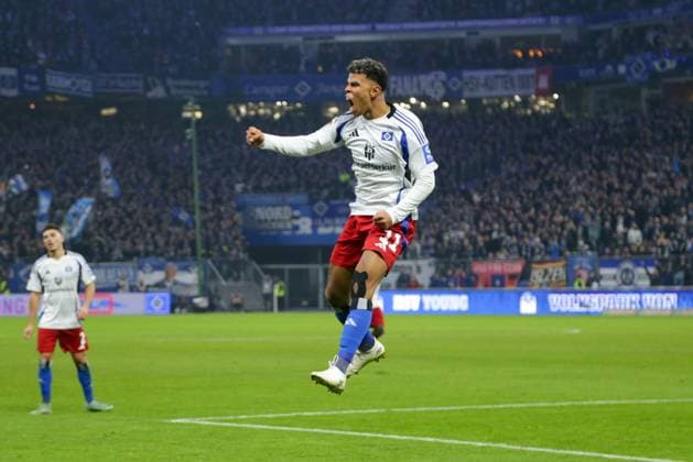 GER,Hamburg, HSV , 2. Bundesliga , Fussball, DFB, Hamburger SV vs 1. FC Kaiserslautern , im Hamburger Volksparkstadion , 21.02.2025 , v.l. Ransford Koenigsderffer (Hamburger SV , 11 ) macht das TOR leider abseits DFL regulations prohibit any use of photographs as image sequences and or quasi-video.