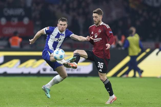 21.02.2025, xtgx, Fussball - 2.Bundesliga, Hertha BSC Berlin - 1.FC Nuernberg emspor, v.l. Jonjoe Kenny (Hertha, 16), Lukas Schleimer (Nuernberg, 36) Zweikampf, Duell, Kampf, tackle (DFL DFB REGULATIONS PROHIBIT ANY USE OF PHOTOGRAPHS as IMAGE SEQUENCES and or QUASI-VIDEO) Berlin
