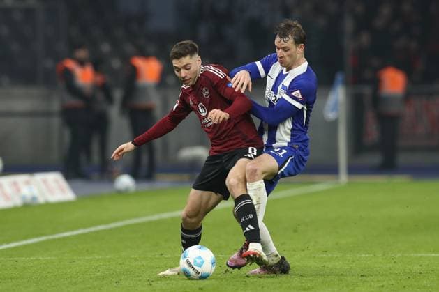 21.02.2025, xtgx, Fussball - 2.Bundesliga, Hertha BSC Berlin - 1.FC Nuernberg emspor, v.l. Stefanos Tzimas (Nuernberg, 9), Pascal Klemens (Hertha, 41) Zweikampf, Duell, Kampf, tackle (DFL DFB REGULATIONS PROHIBIT ANY USE OF PHOTOGRAPHS as IMAGE SEQUENCES and or QUASI-VIDEO) Berlin