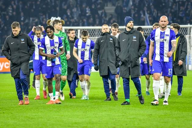 Fussball 2.Bundesliga, Hertha BSC Berlin - 1.FC Nürnberg 21.02.2025, xdanx, Fussball 2.Bundesliga, Hertha BSC Berlin - 1.FC Nürnberg v.l. Florian Niederlechner (Hertha BSC 7),Deyovaisio Zeefuik (Hertha BSC 42),Jonjoe Kenny (Hertha BSC 16),Jon Dagur Porsteinsson (Hertha BSC 24),Marius Gersbeck (Hertha BSC 35),Toni Leistner (Hertha BSC 37), enttaeuscht, schaut enttaeuscht, niedergeschlagen, disappointed (DFL DFB REGULATIONS PROHIBIT ANY USE OF PHOTOGRAPHS as IMAGE SEQUENCES and or QUASI-VIDEO) Daniel Lakomski Mix1 Berlin Olympiastadion Berlin Deutschland (DEU)