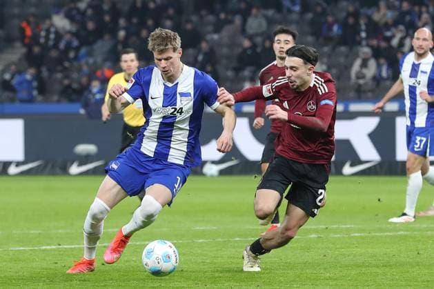 21.02.2025, xtgx, Fussball - 2.Bundesliga, Hertha BSC Berlin - 1.FC Nuernberg emspor, v.l. Luca Schuler (Hertha, 18), Berkay Yilmaz (Nuernberg, 21) Zweikampf, Duell, Kampf, tackle (DFL DFB REGULATIONS PROHIBIT ANY USE OF PHOTOGRAPHS as IMAGE SEQUENCES and or QUASI-VIDEO) Berlin