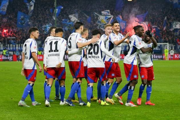 GER,Hamburg, HSV , 2. Bundesliga , Fussball, DFB, Hamburger SV vs 1. FC Kaiserslautern , im Hamburger Volksparkstadion , 21.02.2025 , v.l. Fabio Balde (Hamburger SV , 45 ) macht das Tor zum 3:0 die Mannschaft jubeln, jubelt mit DFL regulations prohibit any use of photographs as image sequences and or quasi-video.