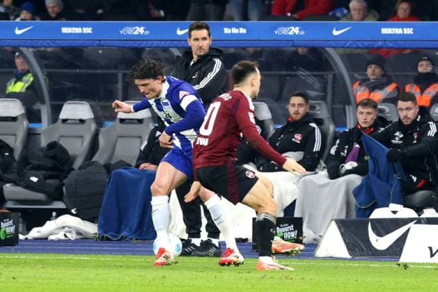 DEU, DFL, 2. FBL, Hertha BSC vs. 1.FC Nuernberg, 21.02.2025, Berliner Olympiastadion, Berlin, DEU, DFL, 2. FBL, Hertha BSC vs. 1.FC Nuernberg, im Bild Fabian Reese (Hertha BSC Berlin 11), Justvan, Julian (1.FC Nuernberg 10), Cheftrainer Miroslav Klose (1.FC Nuernberg) DFL - regulations prohibit any use of Photographs as image sequences and or quasi-video Foto: Juergen Engler nordphoto GmbH nordphotoxGmbHx xEngler nph00076