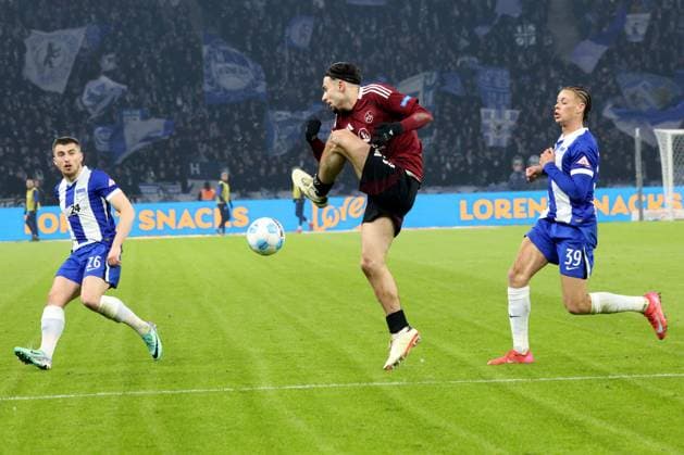 DEU, DFL, 2. FBL, Hertha BSC vs. 1.FC Nuernberg, 21.02.2025, Berliner Olympiastadion, Berlin, DEU, DFL, 2. FBL, Hertha BSC vs. 1.FC Nuernberg, im Bild Jonjoe Kenny (Hertha BSC Berlin 16), Derry Scherhant (Hertha BSC Berlin 39), Yilmaz, Berkay (1.FC Nuernberg 21) DFL - regulations prohibit any use of Photographs as image sequences and or quasi-video Foto: Juergen Engler nordphoto GmbH