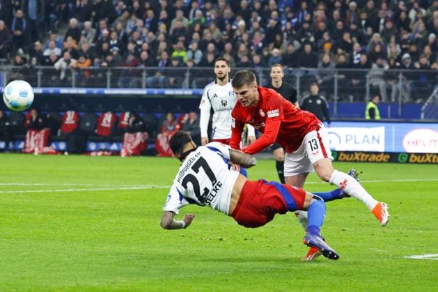 GER,Hamburg, HSV , 2. Bundesliga , Fussball, DFB, Hamburger SV vs 1. FC Kaiserslautern , im Hamburger Volksparkstadion , 21.02.2025 , v.l. Davie Selke (Hamburger SV , 27 ) wird gefault , Erik Wekesser ( 1. FC Kaiserslautern , 13 ) DFL regulations prohibit any use of photographs as image sequences and or quasi-video.