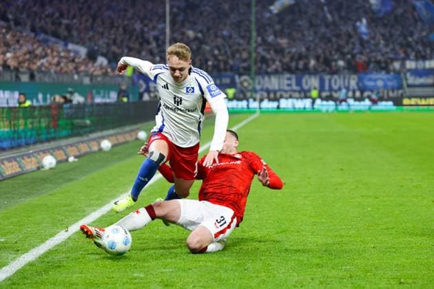 GER,Hamburg, HSV , 2. Bundesliga , Fussball, DFB, Hamburger SV vs 1. FC Kaiserslautern , im Hamburger Volksparkstadion , 21.02.2025 , v.l. Adam Karabec (Hamburger SV , 17 ) wird gefault von Luca Sirch ( 1. FC Kaiserslautern , 31 ) DFL regulations prohibit any use of photographs as image sequences and or quasi-video.
