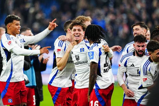 Hamburger SV feiert jubelt mit den Fans nach Sieg Spielende GER, Hamburger SV vs. 1. FC Kaiserslautern, Fussball, 2. Bundesliga, Spieltag 23, Saison 2024 2025, 21.02.2025 DFL REGULATIONS PROHIBIT ANY USE OF PHOTOGRAPHS AS IMAGE SEQUENCES AND OR QUASI-VIDEO GER, Hamburger SV vs. 1. FC Kaiserslautern, Fussball, 2. Bundesliga, Spieltag 23, Saison 2024 2025, 21.02.2025 Hamburg