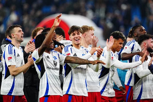 Hamburger SV feiert jubelt mit den Fans nach Sieg Spielende GER, Hamburger SV vs. 1. FC Kaiserslautern, Fussball, 2. Bundesliga, Spieltag 23, Saison 2024 2025, 21.02.2025 DFL REGULATIONS PROHIBIT ANY USE OF PHOTOGRAPHS AS IMAGE SEQUENCES AND OR QUASI-VIDEO GER, Hamburger SV vs. 1. FC Kaiserslautern, Fussball, 2. Bundesliga, Spieltag 23, Saison 2024 2025, 21.02.2025 Hamburg