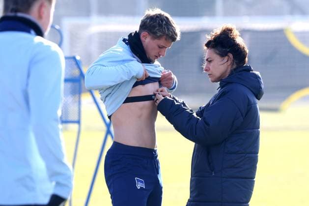 Sport Bilder des Tages DEU, DFL, 2. FBL Hertha BSC, Training, 22.02.2025, Sportforum, Berlin, DEU, DFL, 2. FBL Hertha BSC, Training, im Bild Michael Cuisance (Hertha BSC Berlin 27), Physiotherapeutin Anne Kaube (Hertha BSC) DFL - regulations prohibit any use of Photographs as image sequences and or quasi-video Foto: Juergen Engler nordphoto GmbH