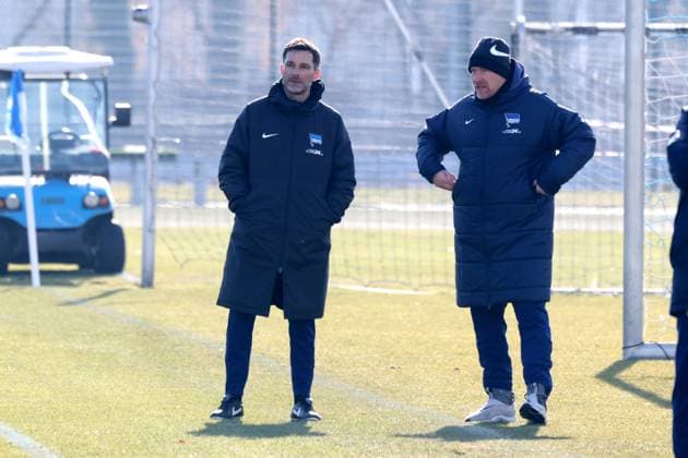 DEU, DFL, 2. FBL Hertha BSC, Training, 22.02.2025, Sportforum, Berlin, DEU, DFL, 2. FBL Hertha BSC, Training, im Bild Cheftrainer Stefan Leitl (Hertha BSC Berlin), Andreas Zecke Neuendorf (Hertha BSC) DFL - regulations prohibit any use of Photographs as image sequences and or quasi-video Foto: Juergen Engler nordphoto GmbH