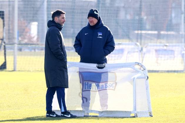 DEU, DFL, 2. FBL Hertha BSC, Training, 22.02.2025, Sportforum, Berlin, DEU, DFL, 2. FBL Hertha BSC, Training, im Bild Cheftrainer Stefan Leitl (Hertha BSC Berlin), Andreas Zecke Neuendorf (Hertha BSC) DFL - regulations prohibit any use of Photographs as image sequences and or quasi-video Foto: Juergen Engler nordphoto GmbH