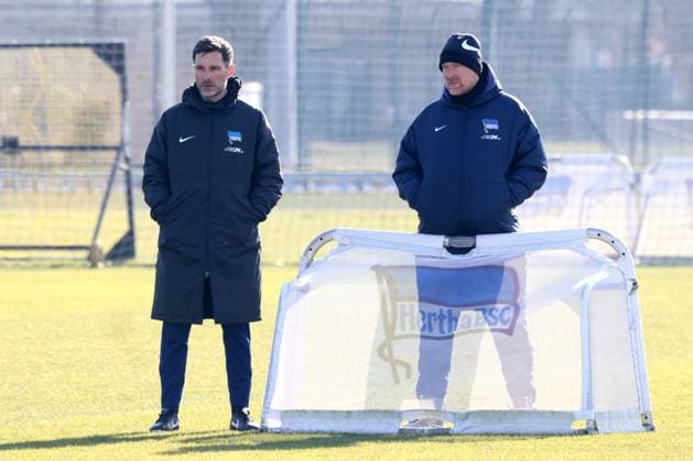 DEU, DFL, 2. FBL Hertha BSC, Training, 22.02.2025, Sportforum, Berlin, DEU, DFL, 2. FBL Hertha BSC, Training, im Bild Cheftrainer Stefan Leitl (Hertha BSC Berlin), Andreas Zecke Neuendorf (Hertha BSC) DFL - regulations prohibit any use of Photographs as image sequences and or quasi-video Foto: Juergen Engler nordphoto GmbH