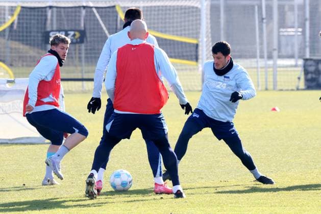 DEU, DFL, 2. FBL Hertha BSC, Training, 22.02.2025, Sportforum, Berlin, DEU, DFL, 2. FBL Hertha BSC, Training, im Bild Diego Demme (Hertha BSC Berlin 6), Hertha-Spielerkreis DFL - regulations prohibit any use of Photographs as image sequences and or quasi-video Foto: Juergen Engler nordphoto GmbH