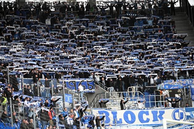 22.02.2025, xjhx, Fussball 2.Bundesliga, Karlsruher SC - 1.FC Magdeburg v.l. Fans, Stimmung, Schals, Fahnen, Besucher, Ultras, Trikots, Magdeburg (DFL DFB REGULATIONS PROHIBIT ANY USE OF PHOTOGRAPHS as IMAGE SEQUENCES and or QUASI-VIDEO) Karlsruhe