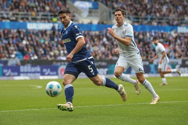 Robin Heusser (Karlsruher SC, 05) Mueller Tobias (1. FC Magdeburg, 05), Karlsruher SC vs. 1. FC Magdeburg Fussball, 2. Bundesliga, 23. Spieltag, 2024 2025, 21.02.2025, DFL REGULATIONS PROHIBIT ANY USE OF PHOTOGRAPHS AS IMAGE SEQUENCES AND OR QUASI-VIDEO, Karlsruher SC vs. 1. FC Magdeburg Fussball, 2. Bundesliga, 23. Spieltag, 2024 2025, 21.02.2025 Karlsruhe