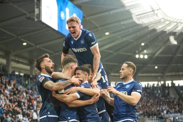 Mikkel Kaufmann (Karlsruher SC, 14) jubelt mit der Mannschaft ueber den Ausgleich zum 1:1, Karlsruher SC vs. 1. FC Magdeburg Fussball, 2. Bundesliga, 23. Spieltag, 2024 2025, 21.02.2025, DFL REGULATIONS PROHIBIT ANY USE OF PHOTOGRAPHS AS IMAGE SEQUENCES AND OR QUASI-VIDEO, Karlsruher SC vs. 1. FC Magdeburg Fussball, 2. Bundesliga, 23. Spieltag, 2024 2025, 21.02.2025 Karlsruhe Copyright: xEibner-Pressefoto JanxPrihodax EP_JPA