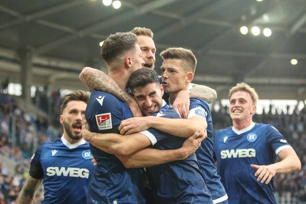 Robin Heusser (Karlsruher SC, 05) happy ueber den Ausgleich von Nicolai Rapp (Karlsruher SC, 17) Marvin Wanitzek (Karlsruher SC, 10), Karlsruher SC vs. 1. FC Magdeburg Fussball, 2. Bundesliga, 23. Spieltag, 2024 2025, 21.02.2025, DFL REGULATIONS PROHIBIT ANY USE OF PHOTOGRAPHS AS IMAGE SEQUENCES AND OR QUASI-VIDEO, Karlsruher SC vs. 1. FC Magdeburg Fussball, 2. Bundesliga, 23. Spieltag, 2024 2025, 21.02.2025 Karlsruhe