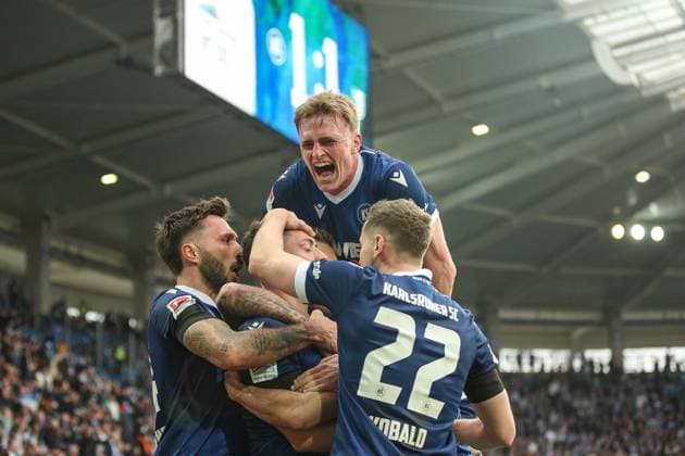 Mikkel Kaufmann (Karlsruher SC, 14) in Freude ueber den Ausgleich durch Nicolai Rapp (Karlsruher SC, 17), Karlsruher SC vs. 1. FC Magdeburg Fussball, 2. Bundesliga, 23. Spieltag, 2024 2025, 21.02.2025, DFL REGULATIONS PROHIBIT ANY USE OF PHOTOGRAPHS AS IMAGE SEQUENCES AND OR QUASI-VIDEO, Karlsruher SC vs. 1. FC Magdeburg Fussball, 2. Bundesliga, 23. Spieltag, 2024 2025, 21.02.2025 Karlsruhe