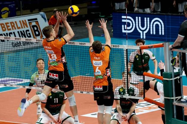 DEU, DVV, 1.VBL, BR Volleys vs. FT 1844 Freiburg, 22.02.2025, Max-Schmeling-Halle, Berlin, DEU, DVV, 1.VBL, BR Volleys vs. FT 1844 Freiburg, im Bild Florian Krage (BR Volleys 18), Johannes Tille (BR Volleys 6), Anton Jung (FT 1844 Freiburg 8), Jonathan Schoenhagen (FT 1844 Freiburg 15) Foto: Juergen Engler nordphoto GmbH