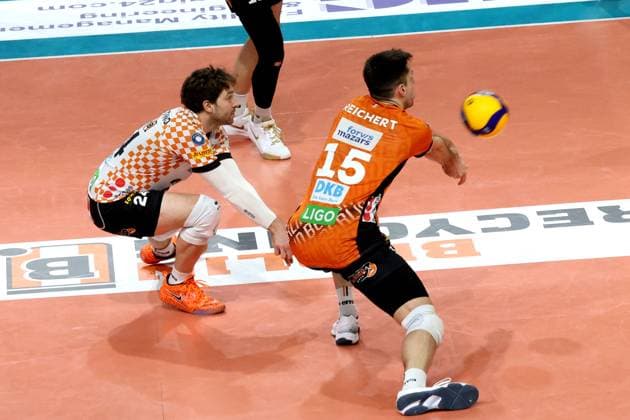 DEU, DVV, 1.VBL, BR Volleys vs. FT 1844 Freiburg, 22.02.2025, Max-Schmeling-Halle, Berlin, DEU, DVV, 1.VBL, BR Volleys vs. FT 1844 Freiburg, im Bild Ballannahme von Moritz Reichert (BR Volleys 15), Kyle Dagostino (BR Volleys 24) Foto: Juergen Engler nordphoto GmbH