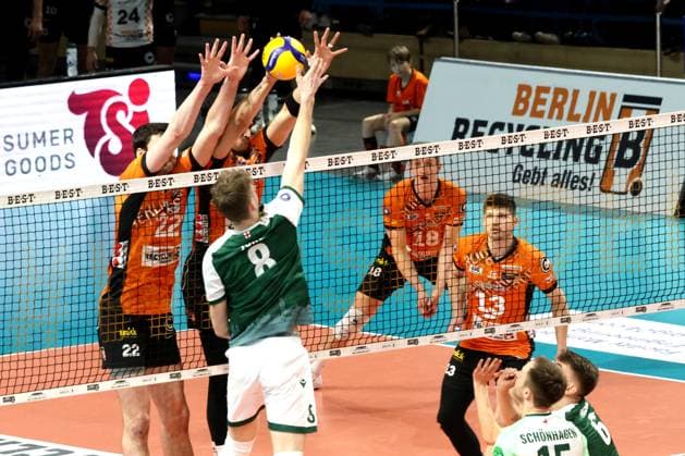 DEU, DVV, 1.VBL, BR Volleys vs. FT 1844 Freiburg, 22.02.2025, Max-Schmeling-Halle, Berlin, DEU, DVV, 1.VBL, BR Volleys vs. FT 1844 Freiburg, im Bild Jake Hanes (BR Volleys 22), Neheimjah Mote (BR Volleys 5), Anton Jung (FT 1844 Freiburg 8) Foto: Juergen Engler nordphoto GmbH