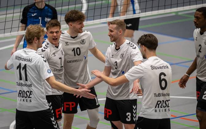 Volleyball, Saison 2024 2025, 2. Bundesliga Nord, 22.02.2025, 18. Spieltag, Herren, TuB Bocholt (weiss) vs. PSV Neustrelitz (blau) v.l.: Thomas Wittkowski (TuB Bocholt), Luis Kubo (TuB Bocholt), Tom Doerpinghaus (TuB Bocholt), Noah van Dam (TuB Bocholt), Ben Stoverink (TuB Bocholt), Rudy Schneider (TuB Bocholt), Bocholt Sporthalle West Nordrhein-Westfalen Deutschland