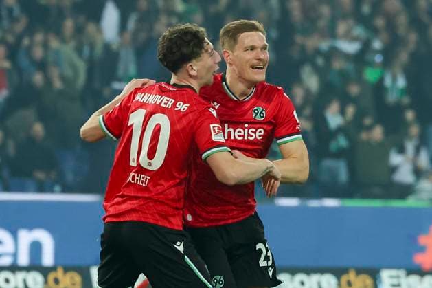 Marcel Halstenberg (Hannover 96) bejubelt seinen Treffer zum 1:0 mit Jannik Rochelt (Hannover 96), 2. Bundesliga, Hannover 96 vs SC Paderborn 07, Heinz von Heiden Arena am 22. February 2025 in Hannover, Deutschland. (Foto von Marco Steinbrenner DeFodi Images) Marcel Halstenberg (Hannover 96) celebrates after scoring his teams first goal with Jannik Rochelt (Hannover 96), 2. Bundesliga, Hannover 96 vs SC Paderborn 07, Heinz von Heiden Arena, February 22, 2025 in Hanover, Germany. (Photo by Marco Steinbrenner DeFodi Images) DFB DFL REGULATIONS PROHIBIT ANY USE OF PHOTOGRAPHS AS IMAGE SEQUENCES AND OR QUASI-VIDEO.