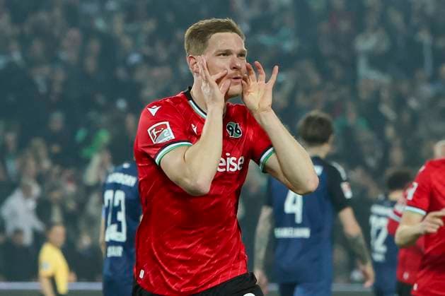Marcel Halstenberg (Hannover 96) bejubelt seinen Treffer zum 1:0, 2. Bundesliga, Hannover 96 vs SC Paderborn 07, Heinz von Heiden Arena am 22. February 2025 in Hannover, Deutschland. (Foto von Marco Steinbrenner DeFodi Images) Marcel Halstenberg (Hannover 96) celebrates after scoring his teams first goal, 2. Bundesliga, Hannover 96 vs SC Paderborn 07, Heinz von Heiden Arena, February 22, 2025 in Hanover, Germany. (Photo by Marco Steinbrenner DeFodi Images) DFB DFL REGULATIONS PROHIBIT ANY USE OF PHOTOGRAPHS AS IMAGE SEQUENCES AND OR QUASI-VIDEO.