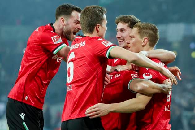 Marcel Halstenberg (Hannover 96) bejubelt seinen Treffer mit den Teamkollegen, 2. Bundesliga, Hannover 96 vs SC Paderborn 07, Heinz von Heiden Arena am 22. February 2025 in Hannover, Deutschland. (Foto von Marco Steinbrenner DeFodi Images) Marcel Halstenberg (Hannover 96) celebrates his goal with teammates, 2. Bundesliga, Hannover 96 vs SC Paderborn 07, Heinz von Heiden Arena, February 22, 2025 in Hanover, Germany. (Photo by Marco Steinbrenner DeFodi Images) DFB DFL REGULATIONS PROHIBIT ANY USE OF PHOTOGRAPHS AS IMAGE SEQUENCES AND OR QUASI-VIDEO.