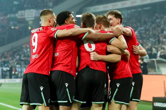 Marcel Halstenberg (Hannover 96) bejubelt seinen Treffer mit den Teamkollegen, 2. Bundesliga, Hannover 96 vs SC Paderborn 07, Heinz von Heiden Arena am 22. February 2025 in Hannover, Deutschland. (Foto von Marco Steinbrenner DeFodi Images) Marcel Halstenberg (Hannover 96) celebrates his goal with teammates, 2. Bundesliga, Hannover 96 vs SC Paderborn 07, Heinz von Heiden Arena, February 22, 2025 in Hanover, Germany. (Photo by Marco Steinbrenner DeFodi Images) DFB DFL REGULATIONS PROHIBIT ANY USE OF PHOTOGRAPHS AS IMAGE SEQUENCES AND OR QUASI-VIDEO.