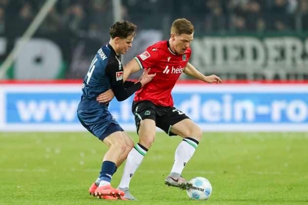 Casper Terho (SC Paderborn 07) und Marcel Halstenberg (Hannover 96) kaempfen um den Ball, 2. Bundesliga, Hannover 96 vs SC Paderborn 07, Heinz von Heiden Arena am 22. February 2025 in Hannover, Deutschland. (Foto von Marco Steinbrenner DeFodi Images) Casper Terho (SC Paderborn 07) und Marcel Halstenberg (Hannover 96) battle for the ball, 2. Bundesliga, Hannover 96 vs SC Paderborn 07, Heinz von Heiden Arena, February 22, 2025 in Hanover, Germany. (Photo by Marco Steinbrenner DeFodi Images) DFB DFL REGULATIONS PROHIBIT ANY USE OF PHOTOGRAPHS AS IMAGE SEQUENCES AND OR QUASI-VIDEO.