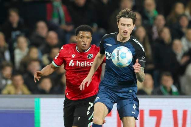 Jessic Ngankam (Hannover 96) und Calvin Brackelmann (SC Paderborn 07) kaempfen um den Ball, 2. Bundesliga, Hannover 96 vs SC Paderborn 07, Heinz von Heiden Arena am 22. February 2025 in Hannover, Deutschland. (Foto von Marco Steinbrenner DeFodi Images) Jessic Ngankam (Hannover 96) und Calvin Brackelmann (SC Paderborn 07) battle for the ball, 2. Bundesliga, Hannover 96 vs SC Paderborn 07, Heinz von Heiden Arena, February 22, 2025 in Hanover, Germany. (Photo by Marco Steinbrenner DeFodi Images) DFB DFL REGULATIONS PROHIBIT ANY USE OF PHOTOGRAPHS AS IMAGE SEQUENCES AND OR QUASI-VIDEO.