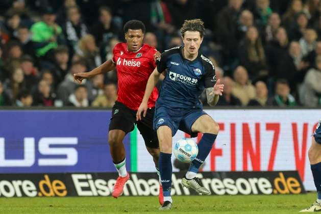 Jessic Ngankam (Hannover 96) und Calvin Brackelmann (SC Paderborn 07) kaempfen um den Ball, 2. Bundesliga, Hannover 96 vs SC Paderborn 07, Heinz von Heiden Arena am 22. February 2025 in Hannover, Deutschland. (Foto von Marco Steinbrenner DeFodi Images) Jessic Ngankam (Hannover 96) und Calvin Brackelmann (SC Paderborn 07) battle for the ball, 2. Bundesliga, Hannover 96 vs SC Paderborn 07, Heinz von Heiden Arena, February 22, 2025 in Hanover, Germany. (Photo by Marco Steinbrenner DeFodi Images) DFB DFL REGULATIONS PROHIBIT ANY USE OF PHOTOGRAPHS AS IMAGE SEQUENCES AND OR QUASI-VIDEO.