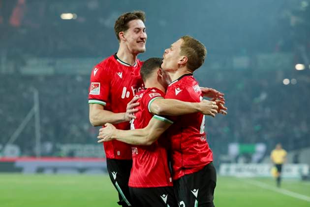 Marcel Halstenberg (Hannover 96) bejubelt seinen Treffer zum 1:0 mit Phil Neumann (Hannover 96) und Enzo Leopold (Hannover 96), 2. Bundesliga, Hannover 96 vs SC Paderborn 07, Heinz von Heiden Arena am 22. February 2025 in Hannover, Deutschland. (Foto von Marco Steinbrenner DeFodi Images) Marcel Halstenberg (Hannover 96) celebrates after scoring his teams first goal with Phil Neumann (Hannover 96) and Enzo Leopold (Hannover 96), 2. Bundesliga, Hannover 96 vs SC Paderborn 07, Heinz von Heiden Arena, February 22, 2025 in Hanover, Germany. (Photo by Marco Steinbrenner DeFodi Images) DFB DFL REGULATIONS PROHIBIT ANY USE OF PHOTOGRAPHS AS IMAGE SEQUENCES AND OR QUASI-VIDEO.