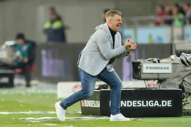 Trainer Lukas Kwasniok (SC Paderborn 07) schaut enttaeuscht, 2. Bundesliga, Hannover 96 vs SC Paderborn 07, Heinz von Heiden Arena am 22. February 2025 in Hannover, Deutschland. (Foto von Marco Steinbrenner DeFodi Images) Trainer Lukas Kwasniok (SC Paderborn 07) looks dejected, 2. Bundesliga, Hannover 96 vs SC Paderborn 07, Heinz von Heiden Arena, February 22, 2025 in Hanover, Germany. (Photo by Marco Steinbrenner DeFodi Images) DFB DFL REGULATIONS PROHIBIT ANY USE OF PHOTOGRAPHS AS IMAGE SEQUENCES AND OR QUASI-VIDEO.
