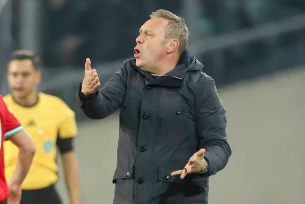 Trainer Andre Breitenreiter (Hannover 96) gestikuliert, 2. Bundesliga, Hannover 96 vs SC Paderborn 07, Heinz von Heiden Arena am 22. February 2025 in Hannover, Deutschland. (Foto von Marco Steinbrenner DeFodi Images) Trainer Andre Breitenreiter (Hannover 96) gestures, 2. Bundesliga, Hannover 96 vs SC Paderborn 07, Heinz von Heiden Arena, February 22, 2025 in Hanover, Germany. (Photo by Marco Steinbrenner DeFodi Images) DFB DFL REGULATIONS PROHIBIT ANY USE OF PHOTOGRAPHS AS IMAGE SEQUENCES AND OR QUASI-VIDEO.