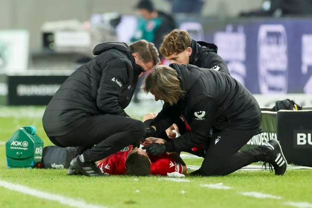 Sport Bilder des Tages Enzo Leopold (Hannover 96) wird an der Seitenlinie im Gesicht behandelt, 2. Bundesliga, Hannover 96 vs SC Paderborn 07, Heinz von Heiden Arena am 22. February 2025 in Hannover, Deutschland. (Foto von Marco Steinbrenner DeFodi Images) Enzo Leopold (Hannover 96) is treated on the sideline in the face, 2. Bundesliga, Hannover 96 vs SC Paderborn 07, Heinz von Heiden Arena, February 22, 2025 in Hanover, Germany. (Photo by Marco Steinbrenner DeFodi Images) DFB DFL REGULATIONS PROHIBIT ANY USE OF PHOTOGRAPHS AS IMAGE SEQUENCES AND OR QUASI-VIDEO.