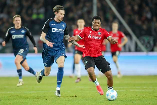 Calvin Brackelmann (SC Paderborn 07) und Jessic Ngankam (Hannover 96) kaempfen um den Ball, 2. Bundesliga, Hannover 96 vs SC Paderborn 07, Heinz von Heiden Arena am 22. February 2025 in Hannover, Deutschland. (Foto von Marco Steinbrenner DeFodi Images) Calvin Brackelmann (SC Paderborn 07) und Jessic Ngankam (Hannover 96) battle for the ball, 2. Bundesliga, Hannover 96 vs SC Paderborn 07, Heinz von Heiden Arena, February 22, 2025 in Hanover, Germany. (Photo by Marco Steinbrenner DeFodi Images) DFB DFL REGULATIONS PROHIBIT ANY USE OF PHOTOGRAPHS AS IMAGE SEQUENCES AND OR QUASI-VIDEO.