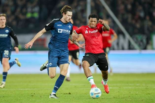 Calvin Brackelmann (SC Paderborn 07) und Jessic Ngankam (Hannover 96) kaempfen um den Ball, 2. Bundesliga, Hannover 96 vs SC Paderborn 07, Heinz von Heiden Arena am 22. February 2025 in Hannover, Deutschland. (Foto von Marco Steinbrenner DeFodi Images) Calvin Brackelmann (SC Paderborn 07) und Jessic Ngankam (Hannover 96) battle for the ball, 2. Bundesliga, Hannover 96 vs SC Paderborn 07, Heinz von Heiden Arena, February 22, 2025 in Hanover, Germany. (Photo by Marco Steinbrenner DeFodi Images) DFB DFL REGULATIONS PROHIBIT ANY USE OF PHOTOGRAPHS AS IMAGE SEQUENCES AND OR QUASI-VIDEO.