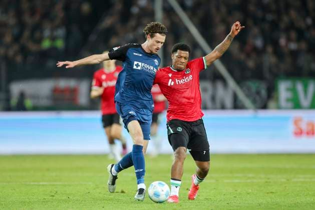 Calvin Brackelmann (SC Paderborn 07) und Jessic Ngankam (Hannover 96) kaempfen um den Ball, 2. Bundesliga, Hannover 96 vs SC Paderborn 07, Heinz von Heiden Arena am 22. February 2025 in Hannover, Deutschland. (Foto von Marco Steinbrenner DeFodi Images) Calvin Brackelmann (SC Paderborn 07) und Jessic Ngankam (Hannover 96) battle for the ball, 2. Bundesliga, Hannover 96 vs SC Paderborn 07, Heinz von Heiden Arena, February 22, 2025 in Hanover, Germany. (Photo by Marco Steinbrenner DeFodi Images) DFB DFL REGULATIONS PROHIBIT ANY USE OF PHOTOGRAPHS AS IMAGE SEQUENCES AND OR QUASI-VIDEO.