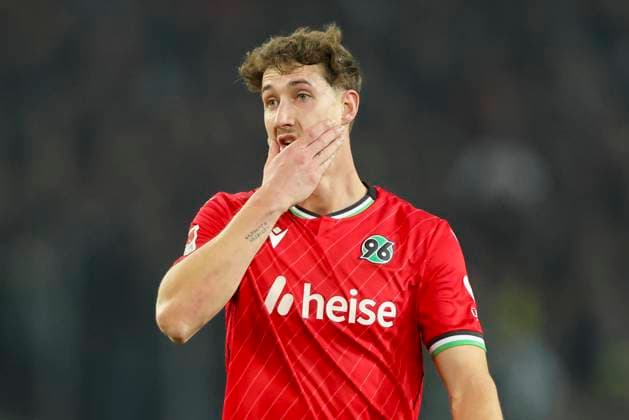 Phil Neumann (Hannover 96) schaut enttaeuscht, 2. Bundesliga, Hannover 96 vs SC Paderborn 07, Heinz von Heiden Arena am 22. February 2025 in Hannover, Deutschland. (Foto von Marco Steinbrenner DeFodi Images) Phil Neumann (Hannover 96) looks dejected, 2. Bundesliga, Hannover 96 vs SC Paderborn 07, Heinz von Heiden Arena, February 22, 2025 in Hanover, Germany. (Photo by Marco Steinbrenner DeFodi Images) DFB DFL REGULATIONS PROHIBIT ANY USE OF PHOTOGRAPHS AS IMAGE SEQUENCES AND OR QUASI-VIDEO.