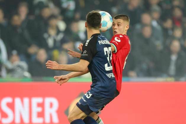 Marcel Hoffmeier (SC Paderborn 07) und Nicolo Tresoldi (Hannover 96) kaempfen um den Ball, 2. Bundesliga, Hannover 96 vs SC Paderborn 07, Heinz von Heiden Arena am 22. February 2025 in Hannover, Deutschland. (Foto von Marco Steinbrenner DeFodi Images) Marcel Hoffmeier (SC Paderborn 07) und Nicolo Tresoldi (Hannover 96) battle for the ball, 2. Bundesliga, Hannover 96 vs SC Paderborn 07, Heinz von Heiden Arena, February 22, 2025 in Hanover, Germany. (Photo by Marco Steinbrenner DeFodi Images) DFB DFL REGULATIONS PROHIBIT ANY USE OF PHOTOGRAPHS AS IMAGE SEQUENCES AND OR QUASI-VIDEO.