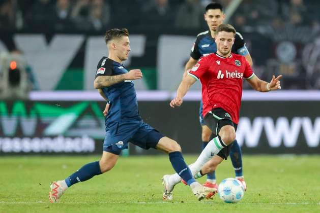 Marvin Mehlem (SC Paderborn 07) und Enzo Leopold (Hannover 96) kaempfen um den Ball, 2. Bundesliga, Hannover 96 vs SC Paderborn 07, Heinz von Heiden Arena am 22. February 2025 in Hannover, Deutschland. (Foto von Marco Steinbrenner DeFodi Images) Marvin Mehlem (SC Paderborn 07) und Enzo Leopold (Hannover 96) battle for the ball, 2. Bundesliga, Hannover 96 vs SC Paderborn 07, Heinz von Heiden Arena, February 22, 2025 in Hanover, Germany. (Photo by Marco Steinbrenner DeFodi Images) DFB DFL REGULATIONS PROHIBIT ANY USE OF PHOTOGRAPHS AS IMAGE SEQUENCES AND OR QUASI-VIDEO.