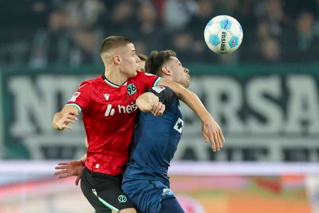 Nicolo Tresoldi (Hannover 96) und Marcel Hoffmeier (SC Paderborn 07) kaempfen um den Ball, 2. Bundesliga, Hannover 96 vs SC Paderborn 07, Heinz von Heiden Arena am 22. February 2025 in Hannover, Deutschland. (Foto von Marco Steinbrenner DeFodi Images) Nicolo Tresoldi (Hannover 96) und Marcel Hoffmeier (SC Paderborn 07) battle for the ball, 2. Bundesliga, Hannover 96 vs SC Paderborn 07, Heinz von Heiden Arena, February 22, 2025 in Hanover, Germany. (Photo by Marco Steinbrenner DeFodi Images) DFB DFL REGULATIONS PROHIBIT ANY USE OF PHOTOGRAPHS AS IMAGE SEQUENCES AND OR QUASI-VIDEO.