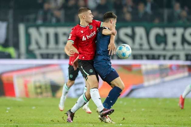 Nicolo Tresoldi (Hannover 96) und Marcel Hoffmeier (SC Paderborn 07) kaempfen um den Ball, 2. Bundesliga, Hannover 96 vs SC Paderborn 07, Heinz von Heiden Arena am 22. February 2025 in Hannover, Deutschland. (Foto von Marco Steinbrenner DeFodi Images) Nicolo Tresoldi (Hannover 96) und Marcel Hoffmeier (SC Paderborn 07) battle for the ball, 2. Bundesliga, Hannover 96 vs SC Paderborn 07, Heinz von Heiden Arena, February 22, 2025 in Hanover, Germany. (Photo by Marco Steinbrenner DeFodi Images) DFB DFL REGULATIONS PROHIBIT ANY USE OF PHOTOGRAPHS AS IMAGE SEQUENCES AND OR QUASI-VIDEO.