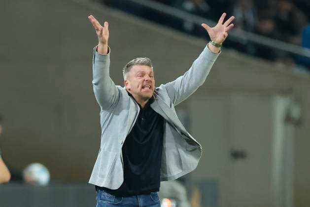 Trainer Lukas Kwasniok (SC Paderborn 07) gestikuliert, 2. Bundesliga, Hannover 96 vs SC Paderborn 07, Heinz von Heiden Arena am 22. February 2025 in Hannover, Deutschland. (Foto von Marco Steinbrenner DeFodi Images) Trainer Lukas Kwasniok (SC Paderborn 07) gestures, 2. Bundesliga, Hannover 96 vs SC Paderborn 07, Heinz von Heiden Arena, February 22, 2025 in Hanover, Germany. (Photo by Marco Steinbrenner DeFodi Images) DFB DFL REGULATIONS PROHIBIT ANY USE OF PHOTOGRAPHS AS IMAGE SEQUENCES AND OR QUASI-VIDEO.